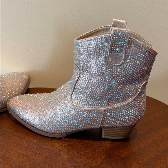 Forever Link rhinestone cowboy boots  silver 8.5”h pull on  1.5”heel pointed toe - Picture 6 of 12